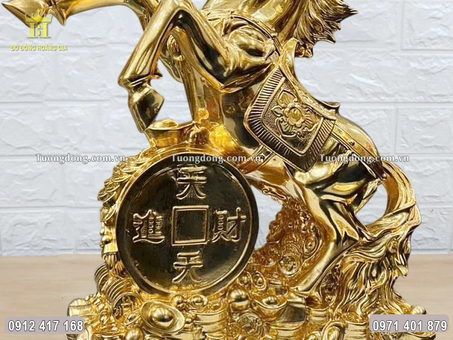 Toàn bộ bề mặt được dát vàng 24K sang trọng